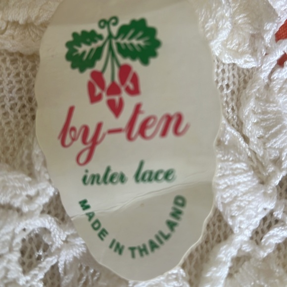 NWT inter lace white crochet tank top. Intricate design. Size medium- large. - Picture 8 of 8